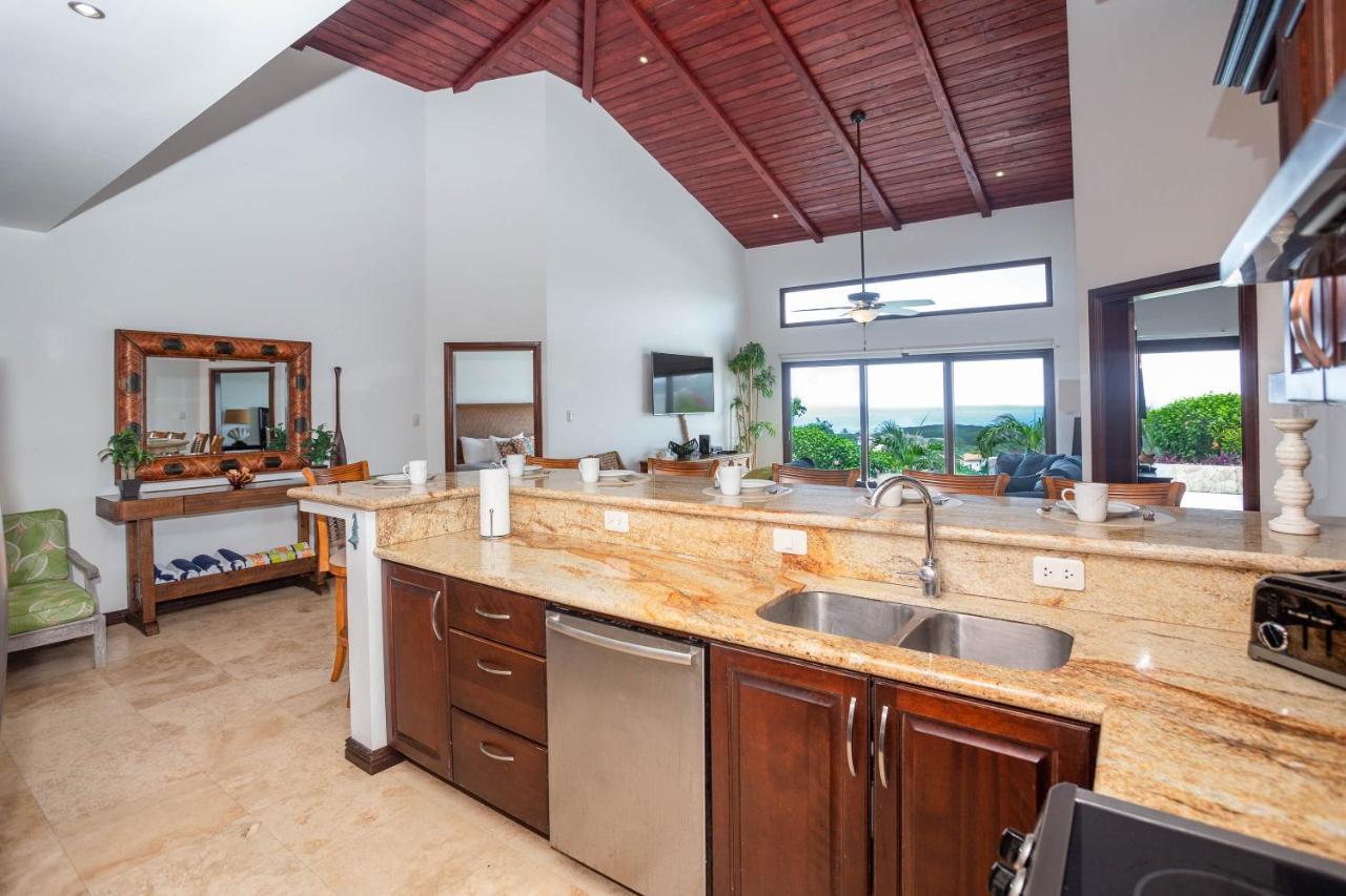 Pristine Bay Villa 1304 With Large Pool - 3 Bedroom Condo French Harbour エクステリア 写真