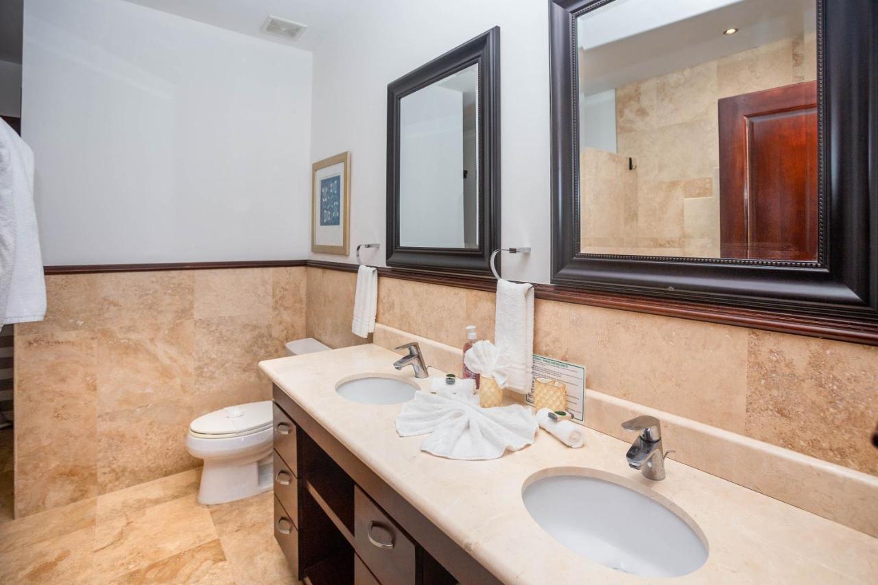 Pristine Bay Villa 1304 With Large Pool - 3 Bedroom Condo French Harbour エクステリア 写真