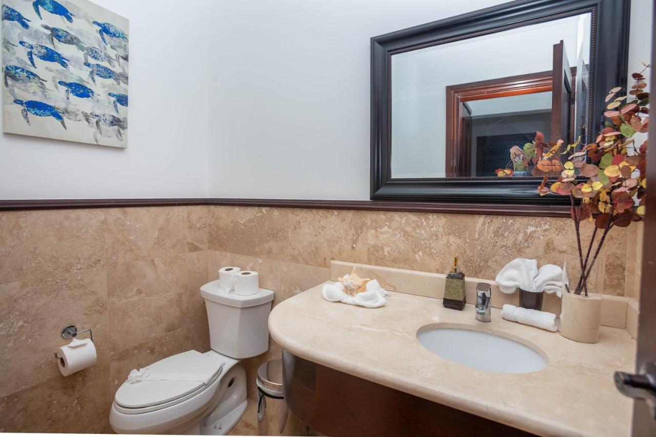 Pristine Bay Villa 1304 With Large Pool - 3 Bedroom Condo French Harbour エクステリア 写真