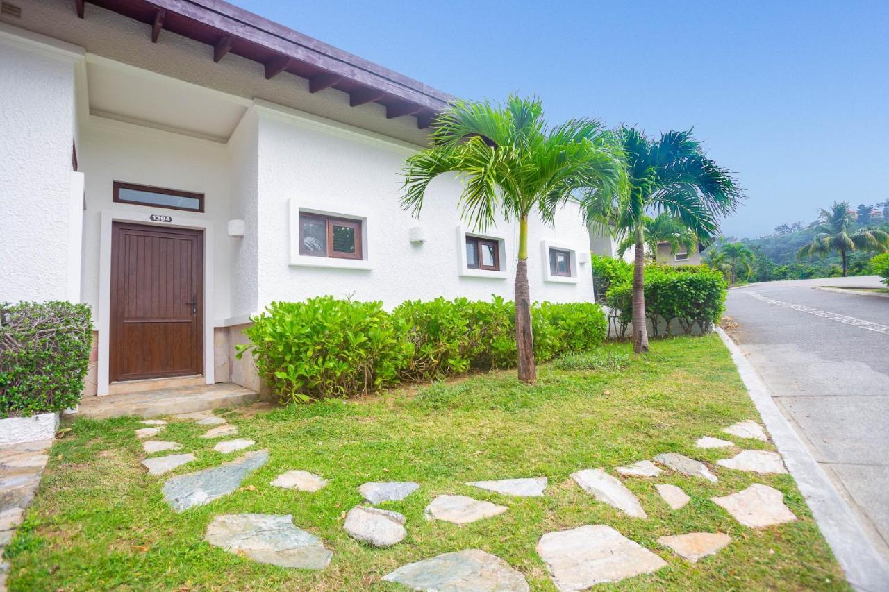 Pristine Bay Villa 1304 With Large Pool - 3 Bedroom Condo French Harbour エクステリア 写真