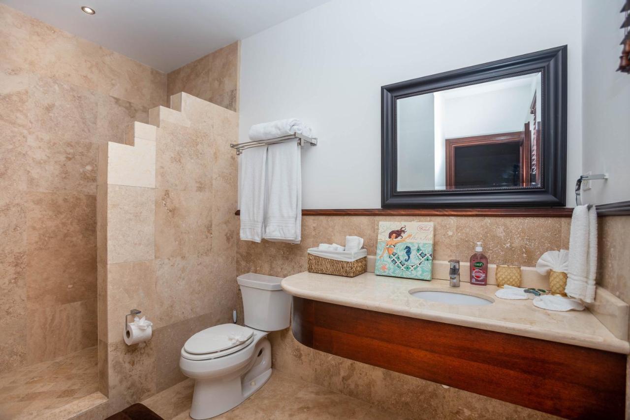 Pristine Bay Villa 1304 With Large Pool - 3 Bedroom Condo French Harbour エクステリア 写真